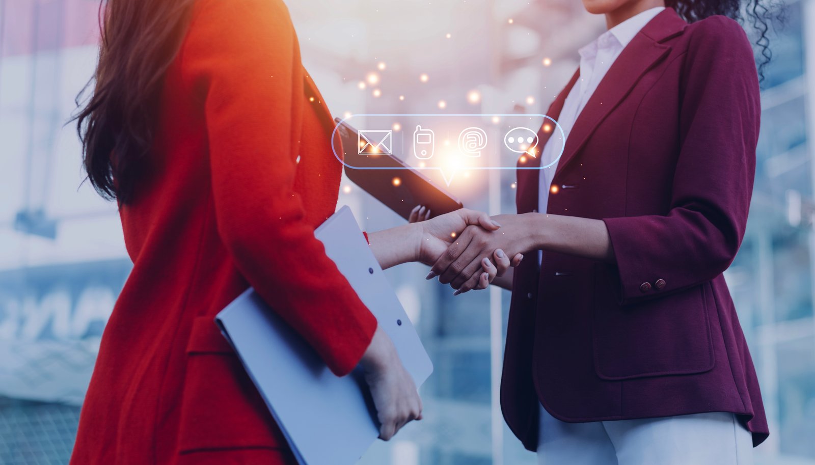 فريق يتواصل رقمياً مع أيقونات البريد والمحادثة